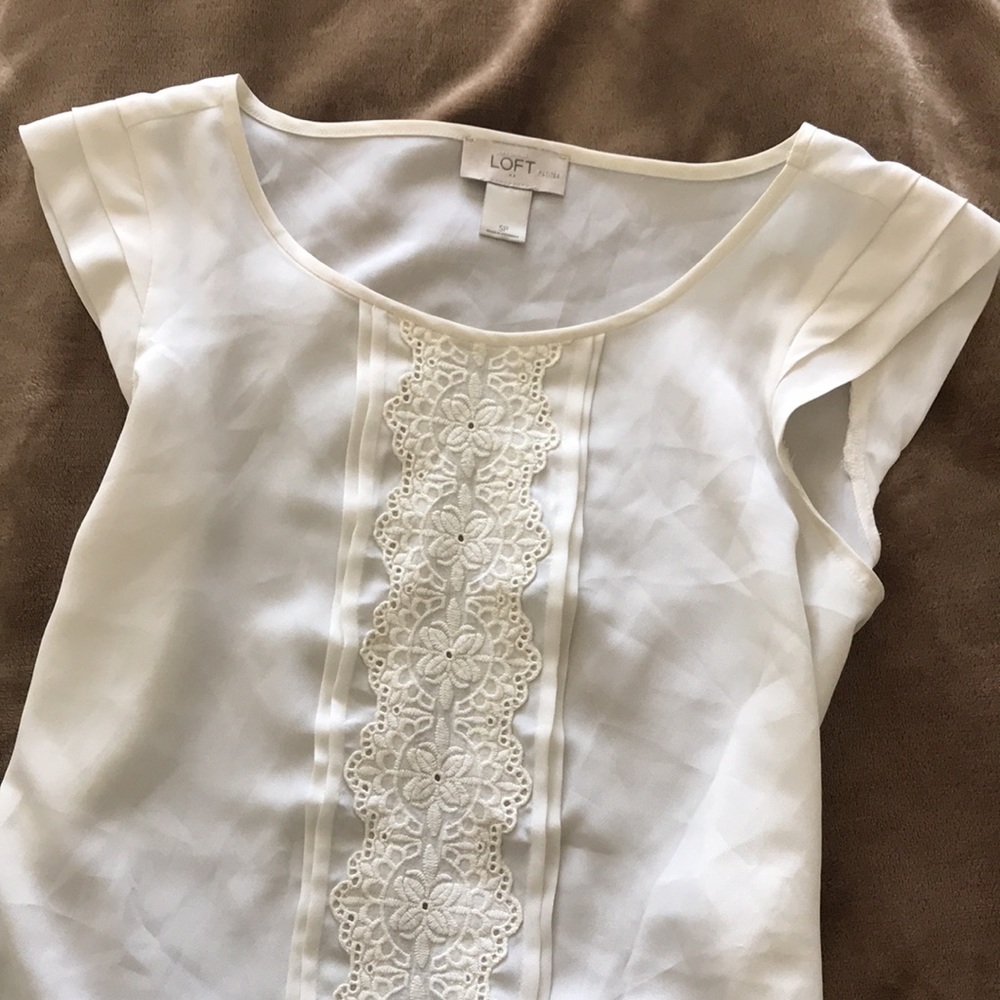 🙌🏼 White LOFT Blouse with Lace Detailing 🙌🏼